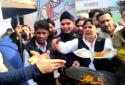 Samajwadi Party leader Azam Khan took part in Pakoda